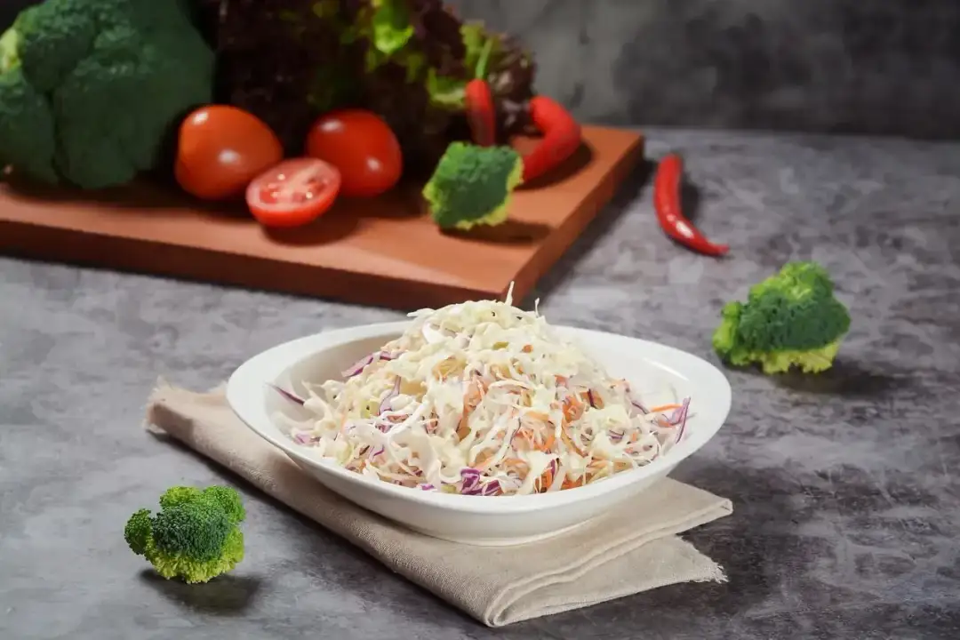 Sałatka coleslaw z kapusty, marchewki i cebuli. Czy konie mogą jeść kapustę? Tak, ale w umiarkowanych ilościach.