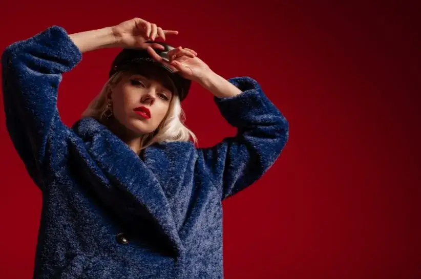 Jaki kolor czapki do granatowego płaszcza? Poradnik stylistki