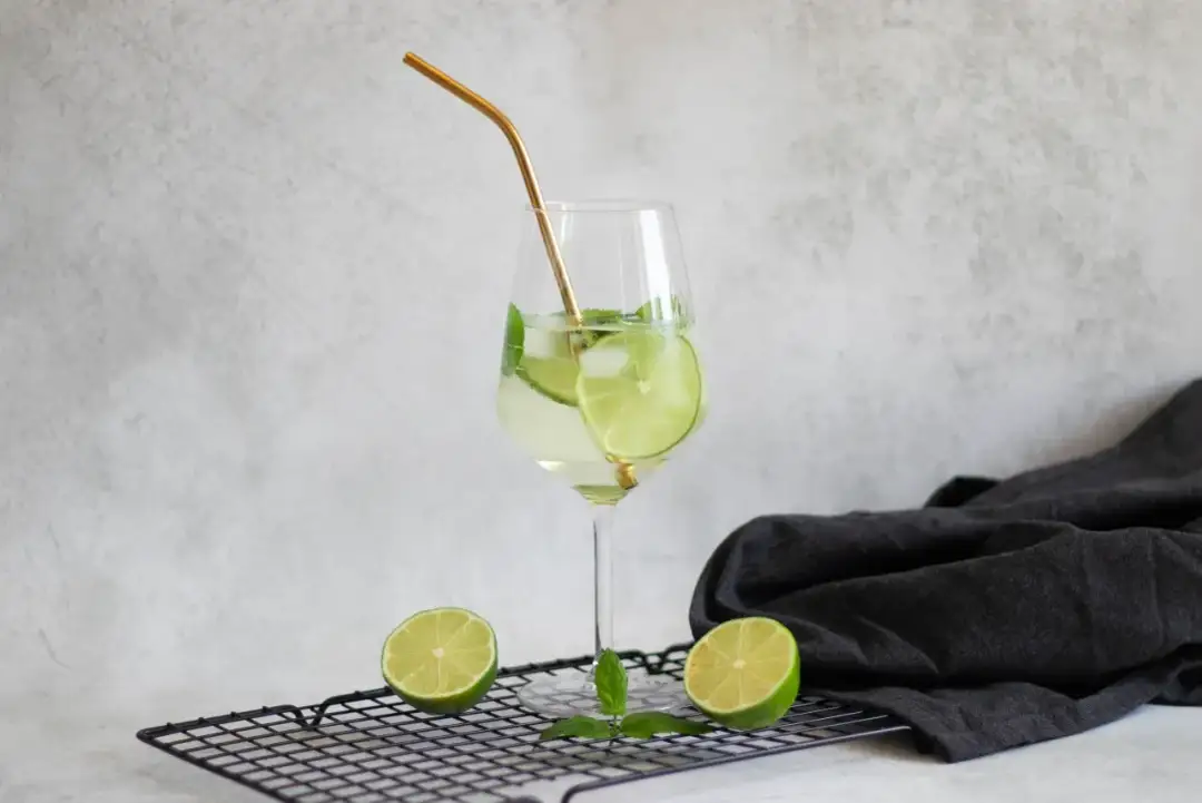 Hugo Spritz: Jak zrobić idealnego drinka? Przepis i sekrety