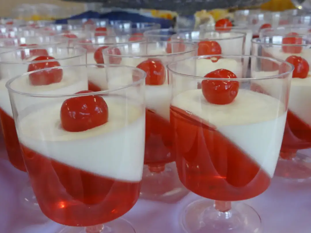 Jak zrobić bitą śmietanę z galaretką? Przepis na idealny krem!