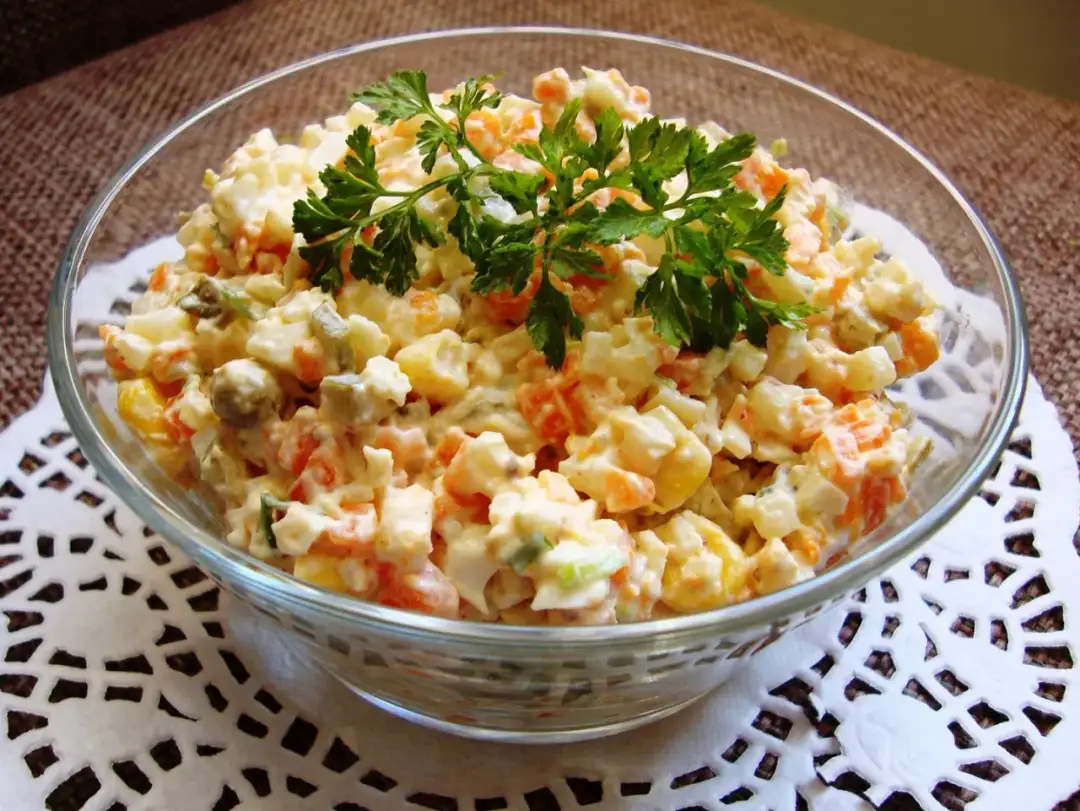 Jak zrobić sałatkę warzywną – prosty przepis na pyszne danie na każdą okazję