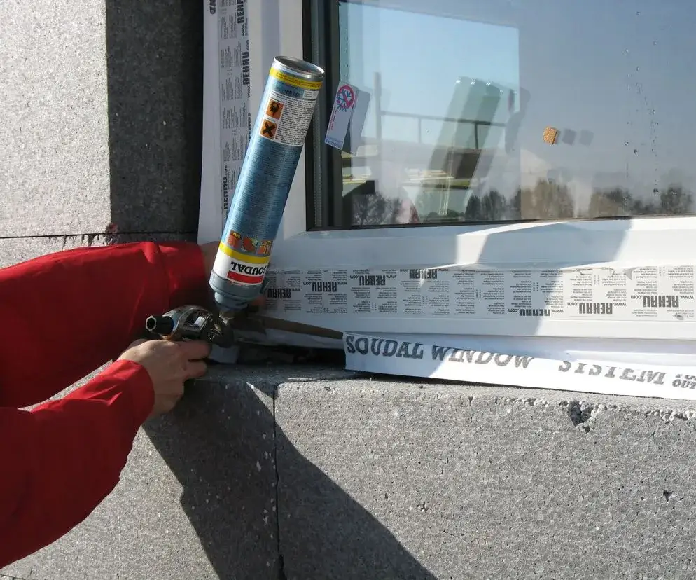 Jak zabezpieczyć piankę montażową przy oknach Murator, aby uniknąć problemów Jak zabezpieczyć piankę montażową przy oknach Murator, aby uniknąć problemów