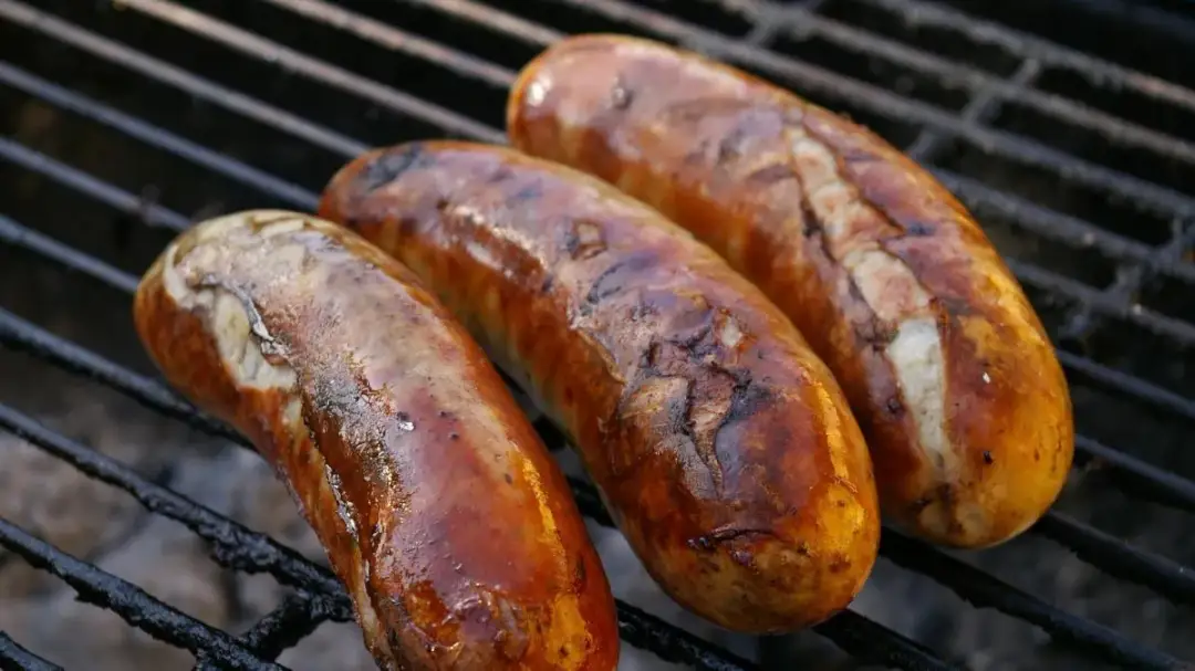 Jak grillować kiełbasę? Sekret soczystości i chrupkości z grilla