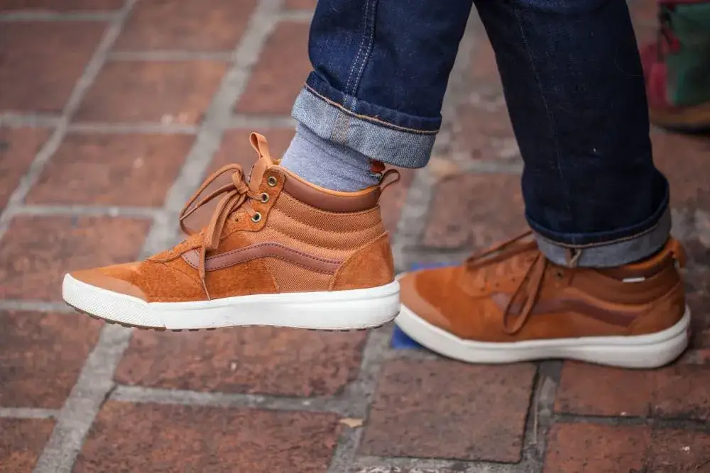 Podwijanie nogawek jeansów - Stylowy trick na modny look!