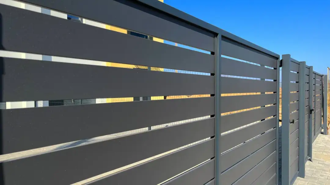 Ile kosztuje postawienie płotu z paneli? Zaskakujące ceny i czynniki wpływające na koszt