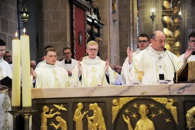 Czy suspendowany ksiądz może odprawiać mszę? Prawda o jego uprawnieniach