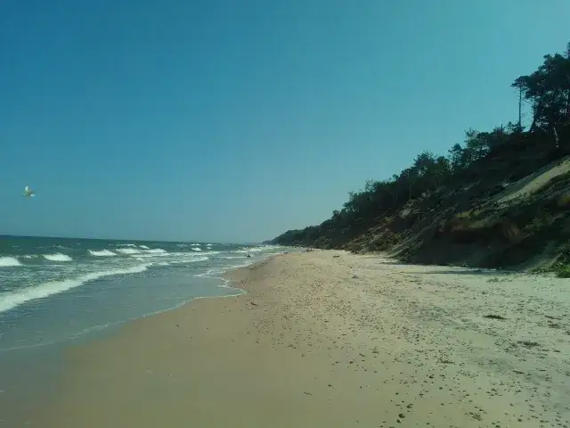 Ile naprawdę dzieli Ustkę od Rowów? Odległość plażą krok po kroku