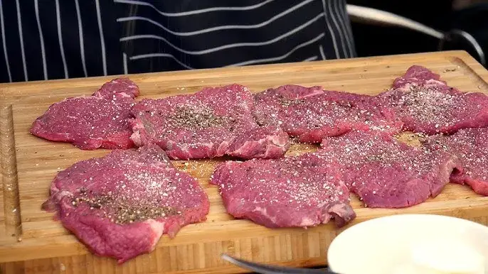 Jak kroić wołowinę na bitki, aby uniknąć twardości mięsa?