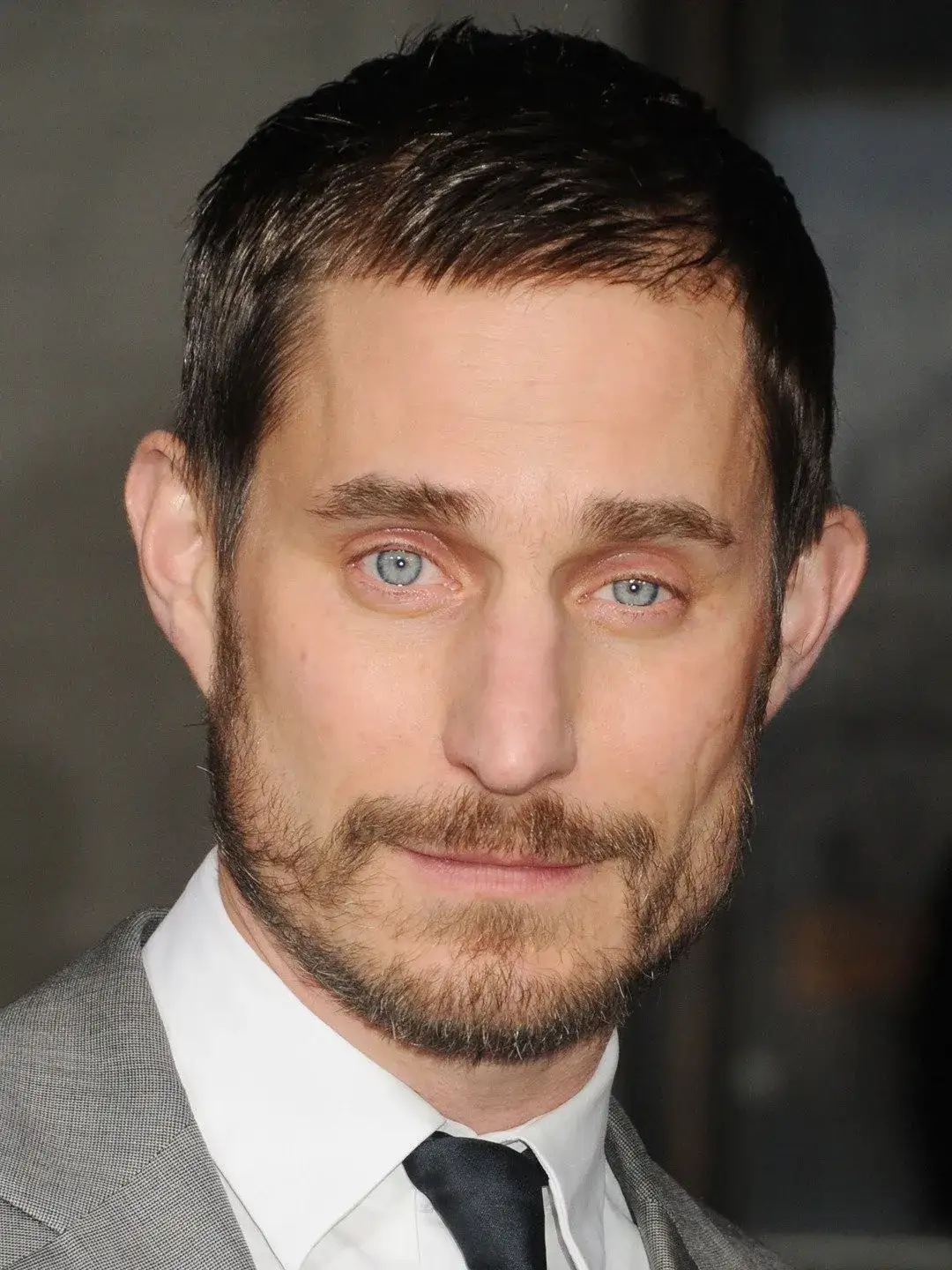 Aktor z Casino Royale w nieoczekiwanej roli w polskim serialu o branży porno!