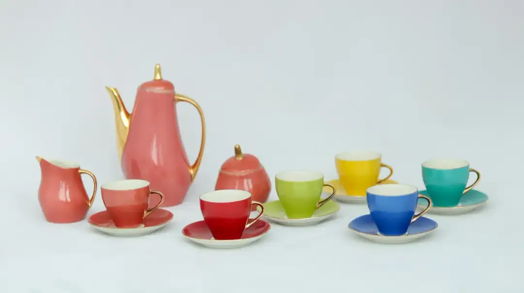 Porcelana i kawa: Ewolucja serwisów kawowych lat 80