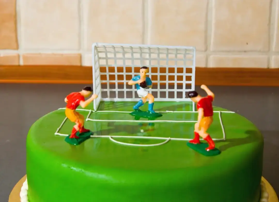 Jak upiec tort w kształcie piłki - łatwy przepis na wyjątkowy deser