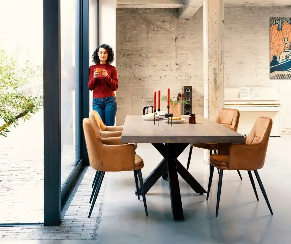 Ile miejsca na stół z krzesłami - uniknij niewygody w jadalni