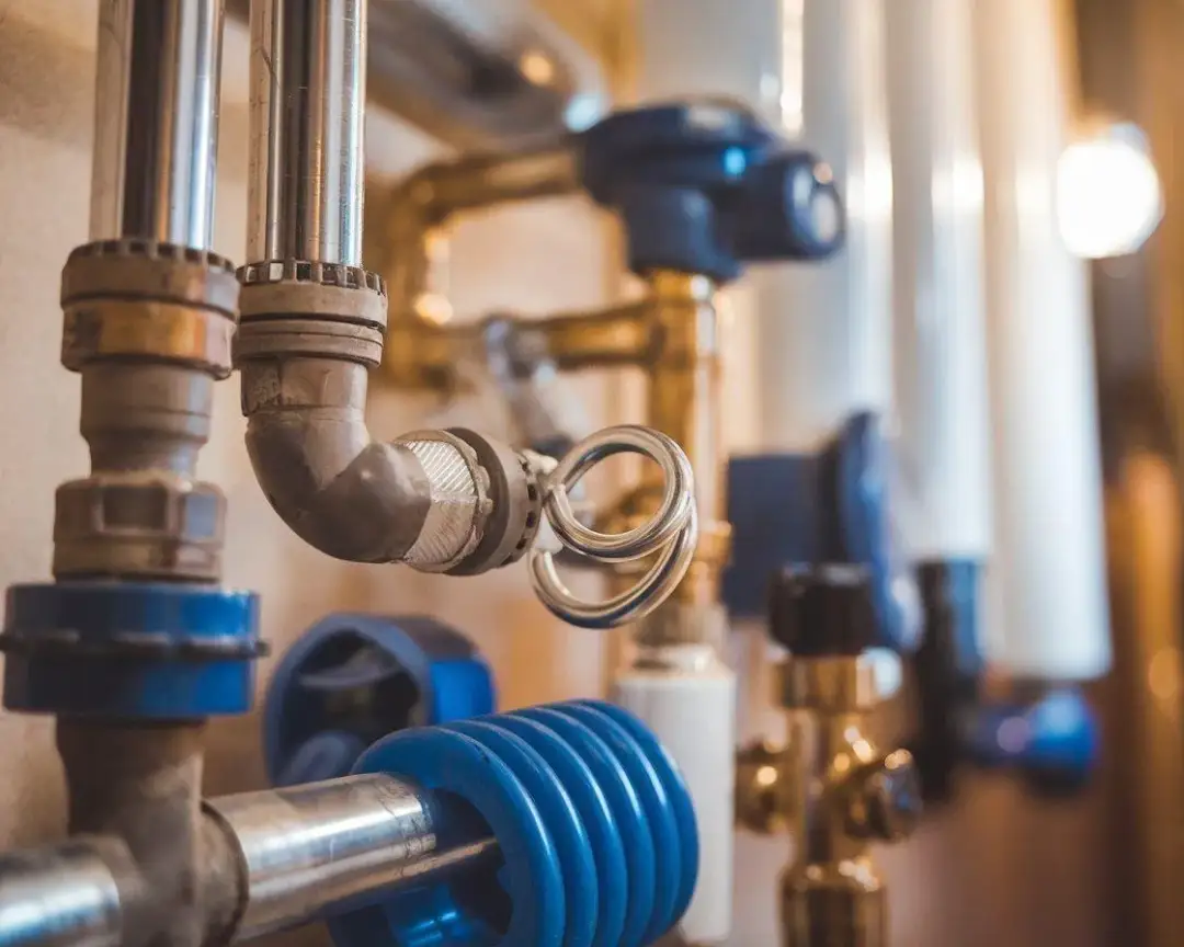 Jakie rury do centralnego ogrzewania wybrać, aby uniknąć kosztów?