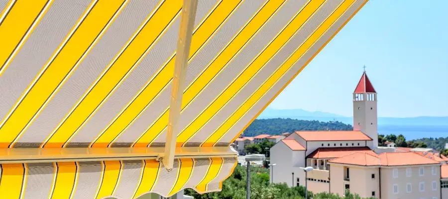 Ile kosztuje montaż markizy balkonowej: kompleksowy cennik i porady 2025