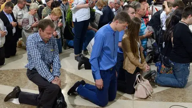 Na które kolano się klęka w kościele – odkryj znaczenie tej tradycji