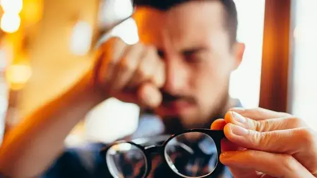 Astygmatyzm – kiedy nosić okulary, aby uniknąć problemów z widzeniem