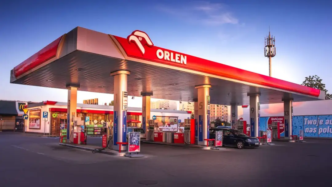 Jak odkurzyć auto na Orlenie? Płatność, obsługa, triki!