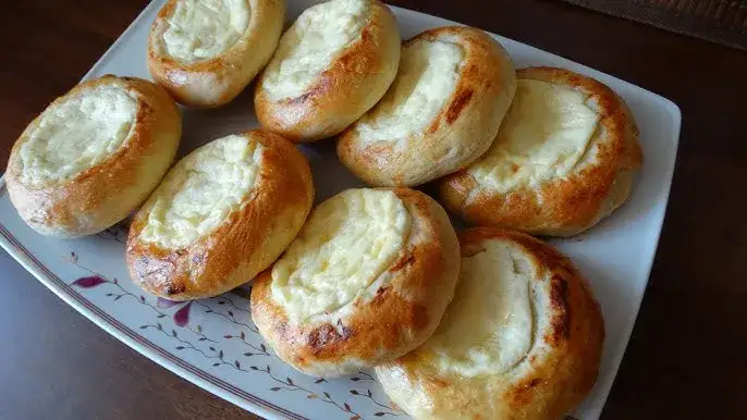Jak zrobić drożdżówki z serem, które rozpłyną się w ustach? Przepis