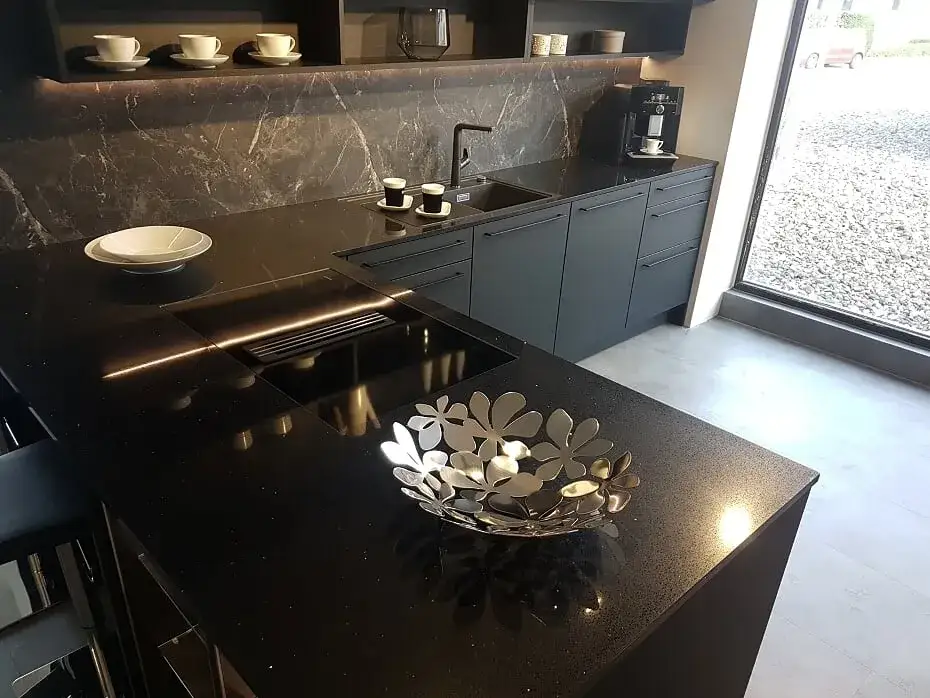 Czarny blat kuchenny konglomerat: elegancja i trwałość w kuchni