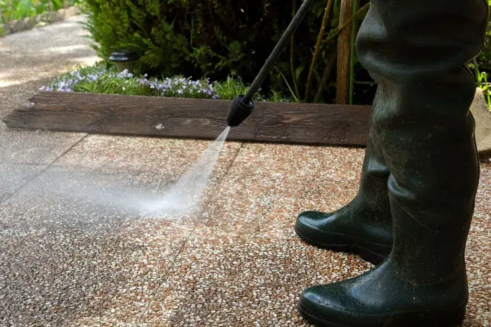 Skuteczne domowe sposoby na usunięcie wosku z kostki brukowej