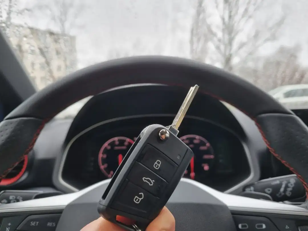 Jak bezpiecznie wymienić baterię w kluczyku Audi - prosty przewodnik krok po kroku