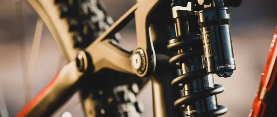 Czy tylny amortyzator w rowerze jest wart inwestycji? Oto odpowiedź