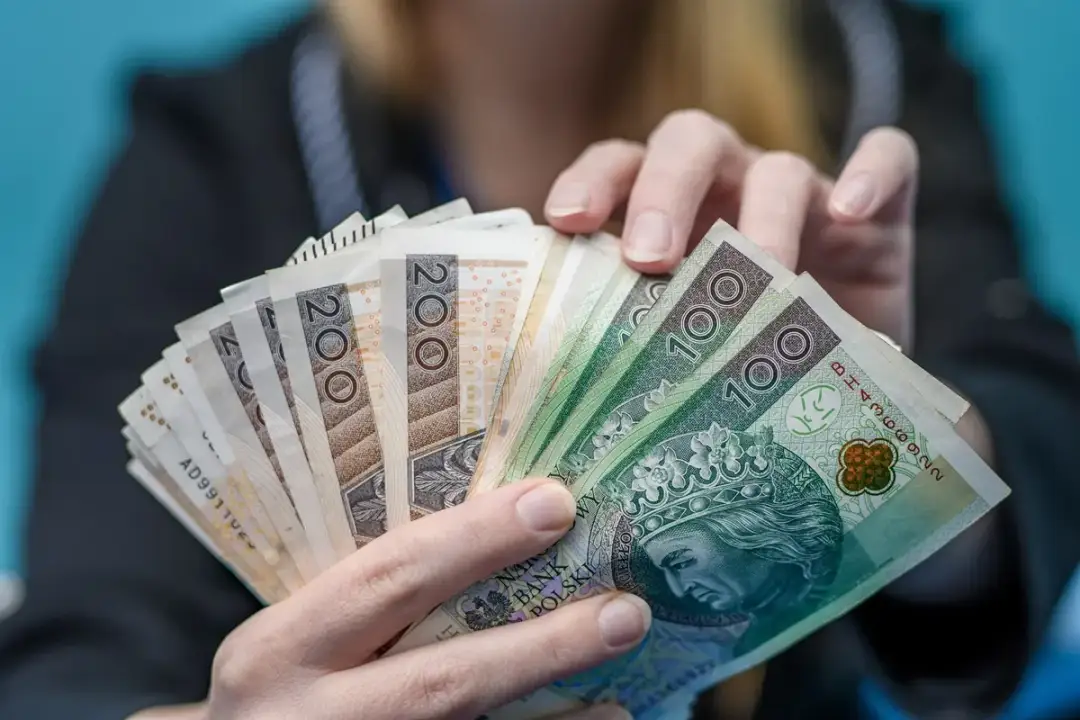 Ile trzeba być zatrudnionym, żeby dostać macierzyński? Ważne informacje