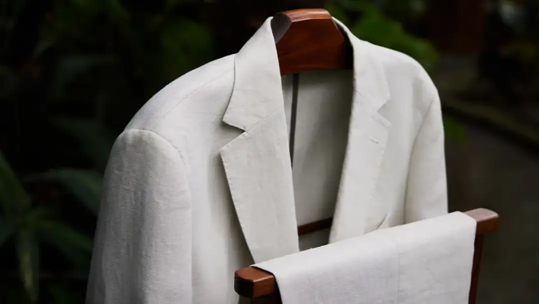 Jak prać garnitur, aby uniknąć zniszczenia delikatnych tkanin