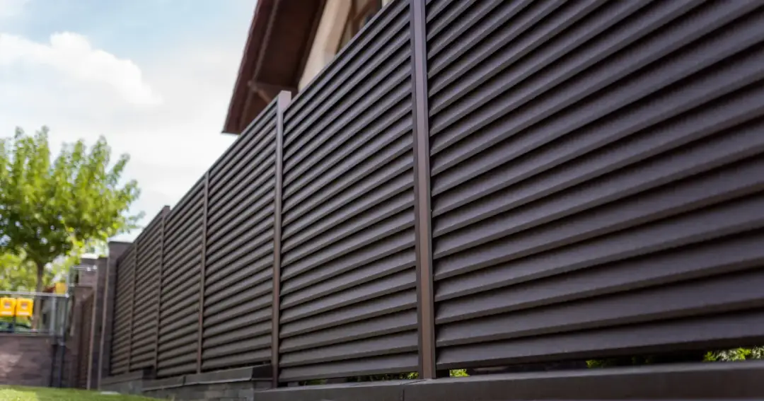 Płot w granicy: Jak budować zgodnie z prawem i bez kłótni?