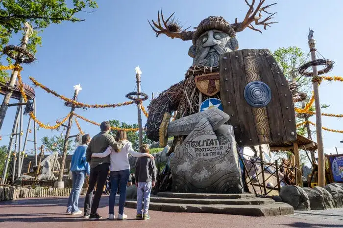 Parc Astérix : Guide Complet Attractions 2025 (Famille & Sensations)