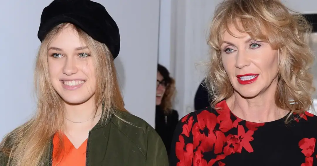 Uśmiechnięta córka Englerta Helena w czarnej beretce i zielonej kurtce obok kobiety w sukience w czerwone kwiaty.