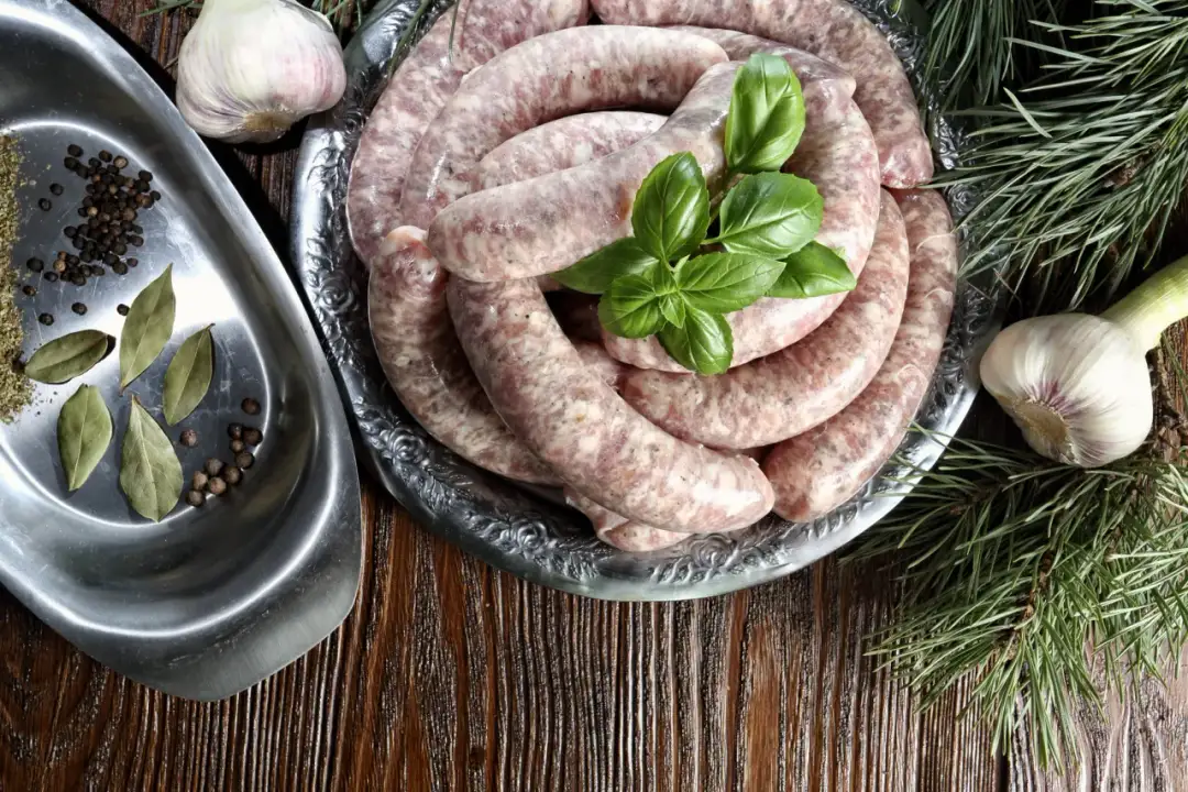 Biała kiełbasa idealna: parzenie krok po kroku. Nigdy więcej pękania!