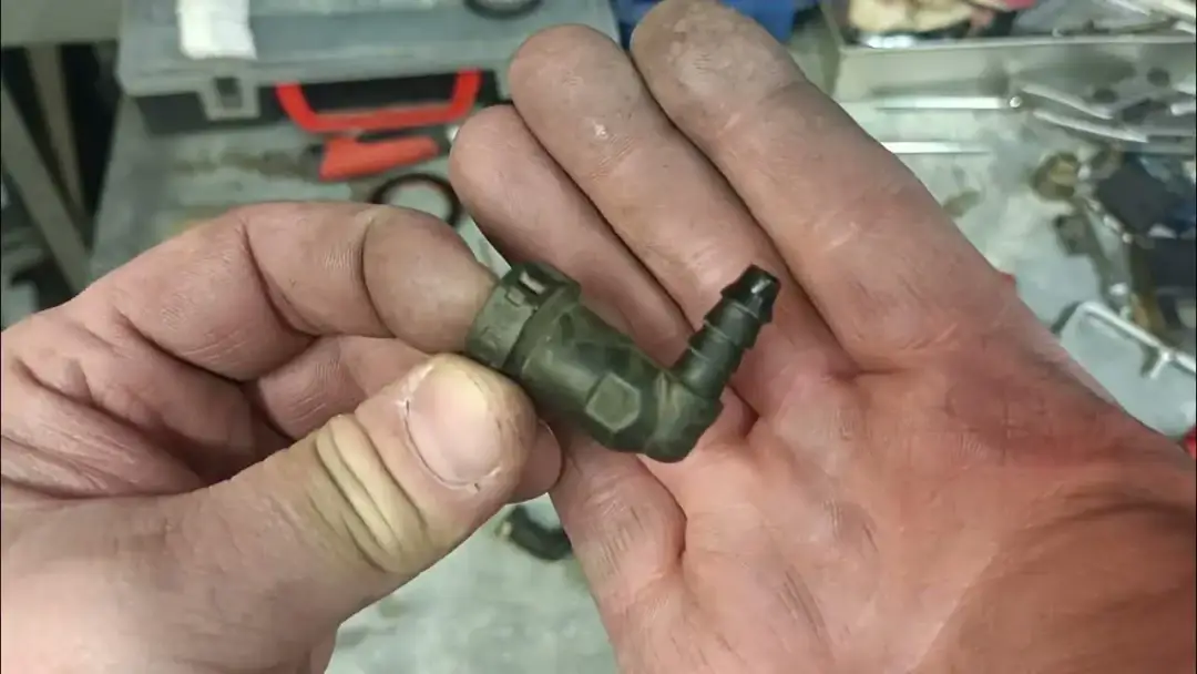 Wymień szybkozłącza paliwowe sam w prostych krokach. Oszczędź!