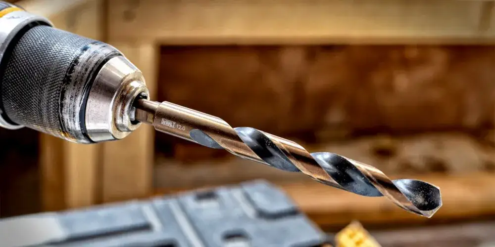 Jak naostrzyć wiertło skutecznie i uniknąć uszkodzeń narzędzia