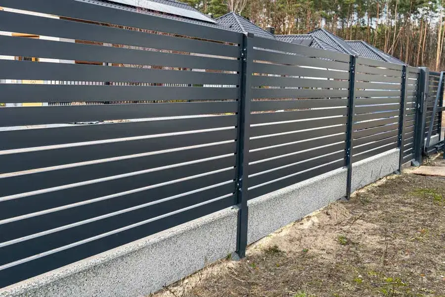 Słupki ogrodzeniowe z podmurówką: trwałość i estetyka ogrodzenia