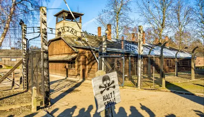 Auschwitz kiedy otwarte - poznaj godziny zwiedzania muzeum