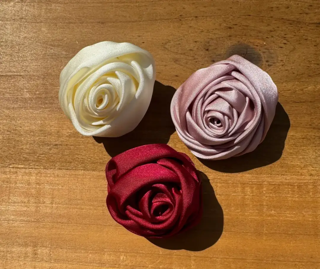 Broszka kwiat z materiału: Niebanalna ozdoba do 60 zł. Gdzie kupić?