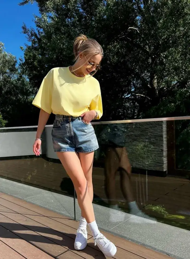 Modne i wygodne outfity na wakacje: 10 stylizacji na lato