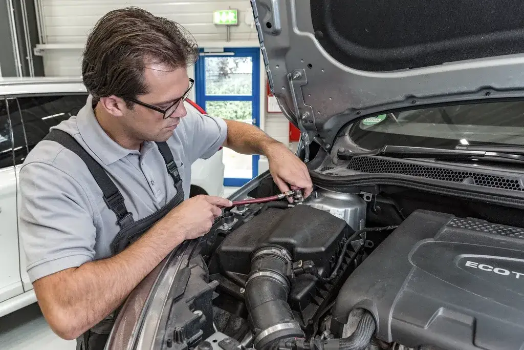 Jak sprawdzić pompę wody w aucie? Objawy i domowa diagnostyka