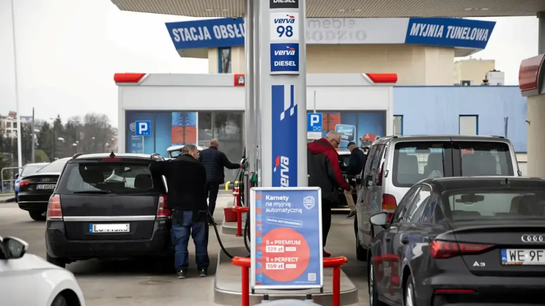 Na Orlenie trwa tankowanie. Obok dystrybutorów widać cennik myjni: 5x Perfect kosztuje 159 zł.