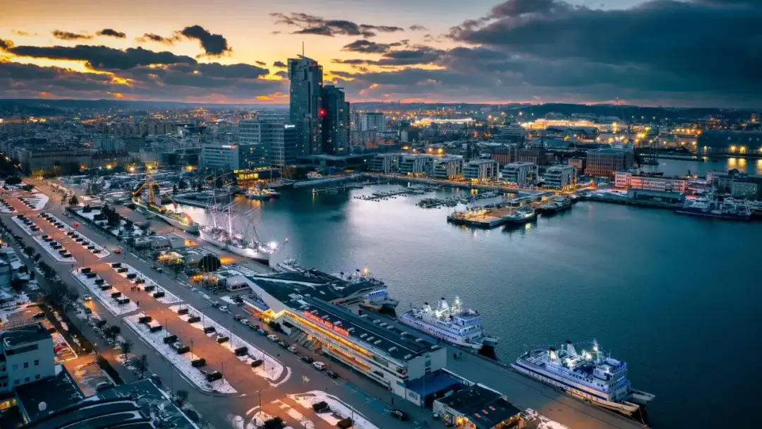  Warto zwiedzić Stare Miasto i plażę w Gdyni | Najciekawsze atrakcje