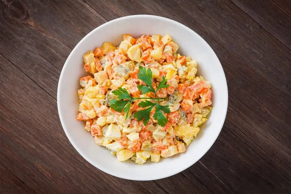 Ile gotować marchewkę na sałatkę, aby uzyskać idealną chrupkość?