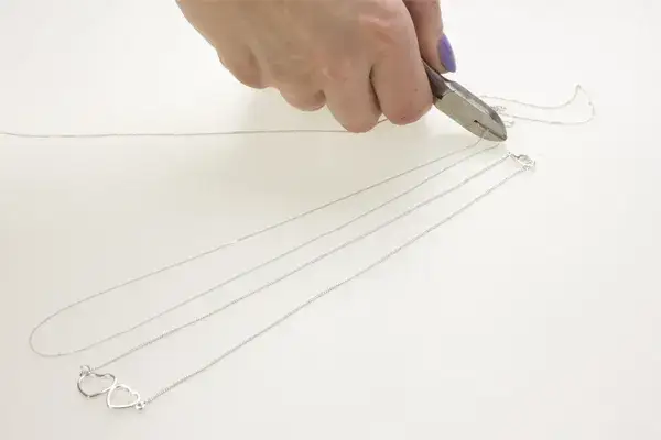 Jak samemu zrobić naszyjnik – proste kroki do stworzenia własnej biżuterii