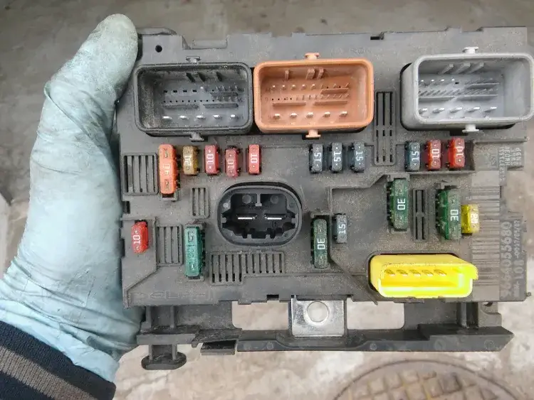 Jak wymienić bezpiecznik w zmywarce i uniknąć kosztownych napraw