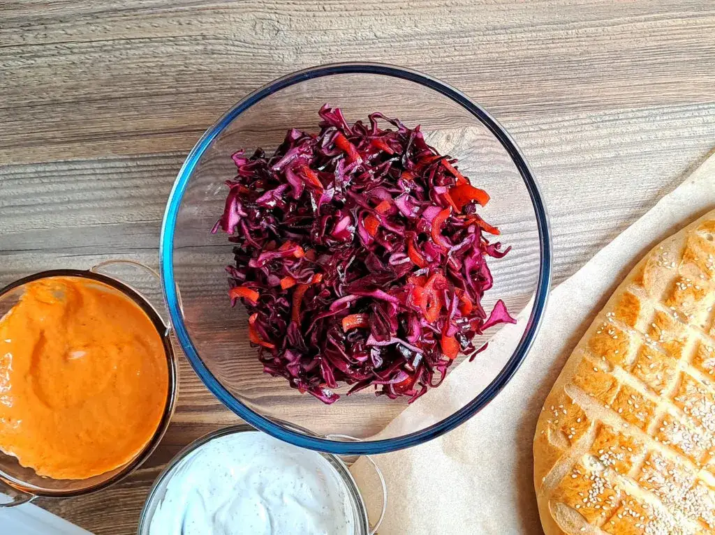 Najlepsze surówki do kebaba, które podkręcą smak Twojego posiłku