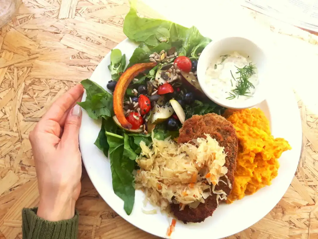 Ile kalorii ma surówka z kiszonej kapusty? Zaskakujące wartości!