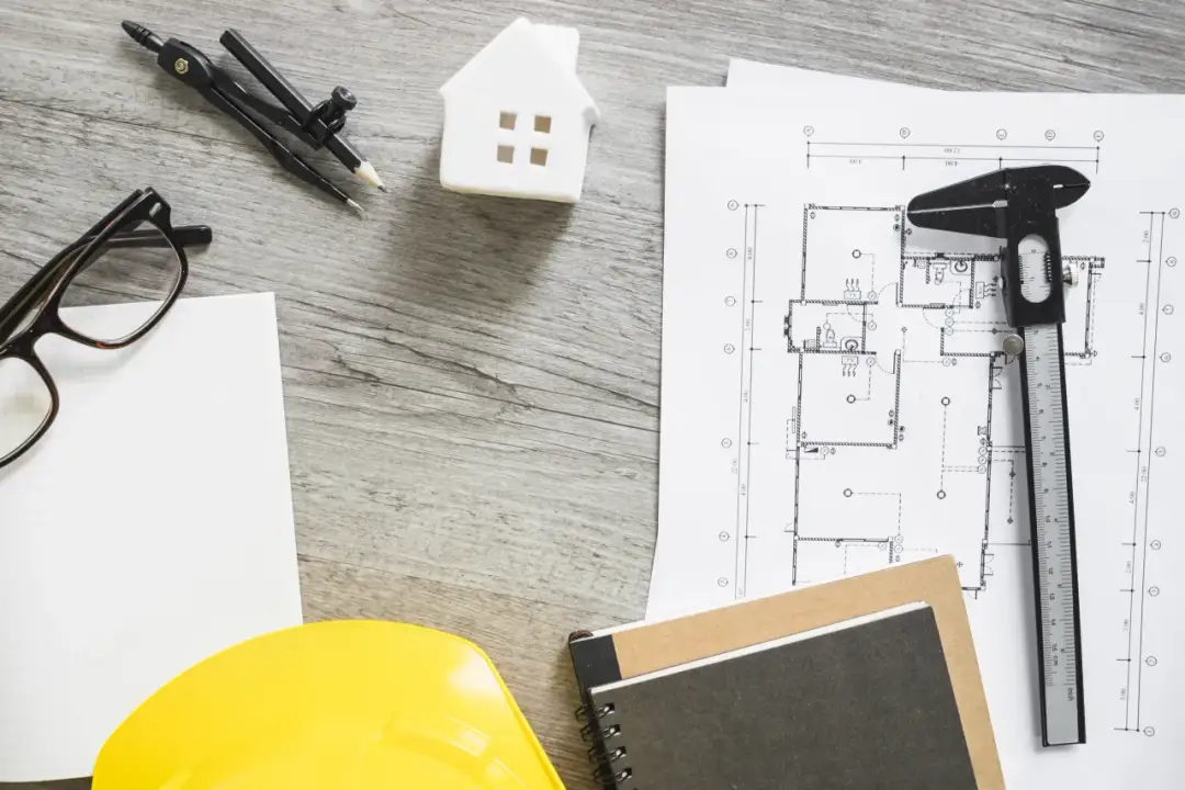 Dom gotowy do zamieszkania – co oznacza standard pod klucz?