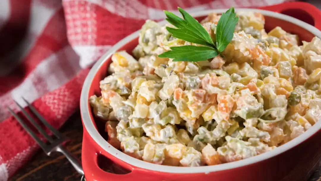 Co zrobić z sałatki jarzynowej? 5 kreatywnych przepisów na dania