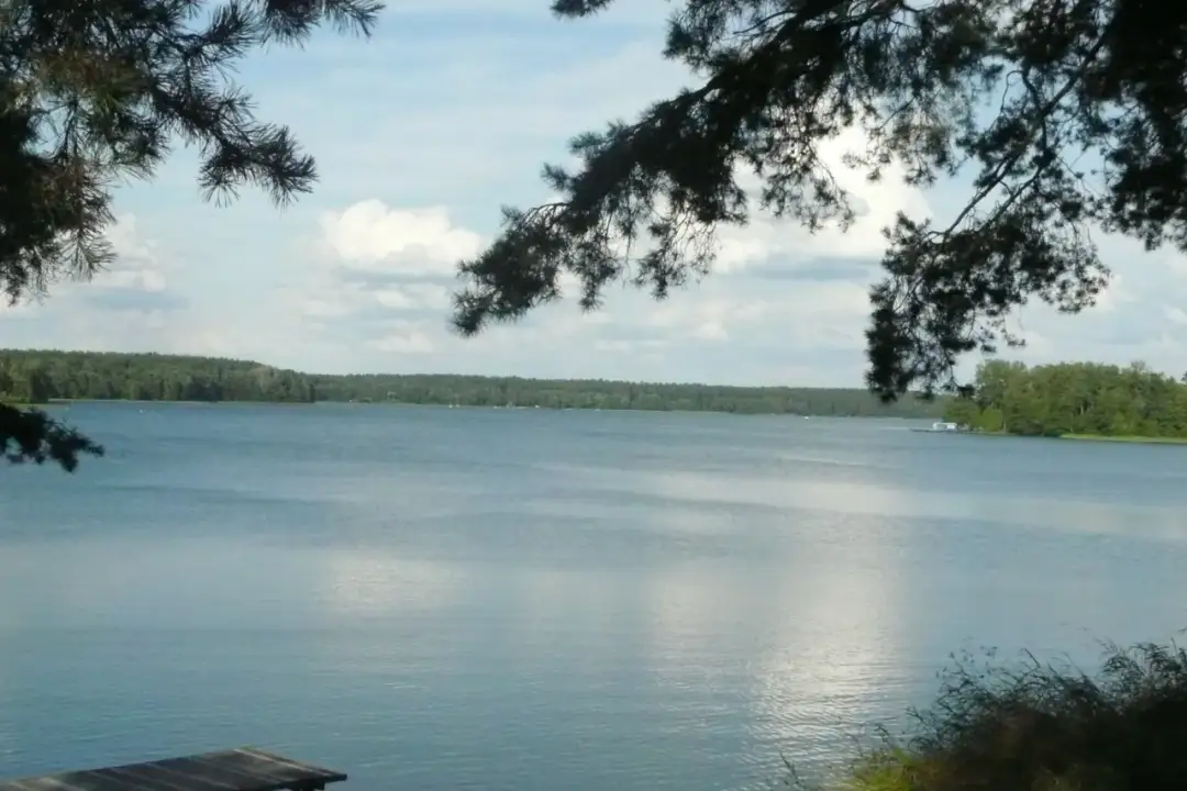 Jezioro Białe Augustowskie: najlepsze miejsce na wypoczynek na Podlasiu