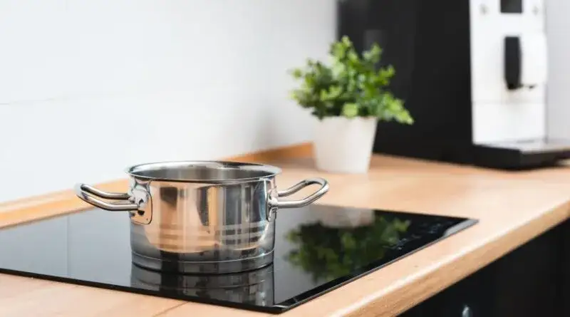 Czy można zostawić garnek na płycie indukcyjnej? Uważaj na oparzenia!